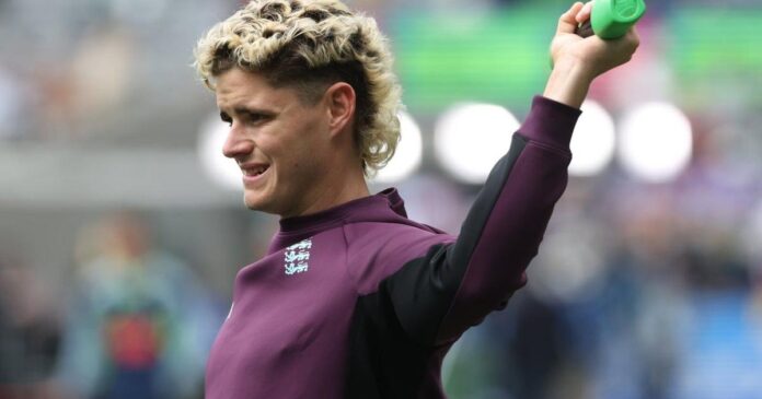 England wins the toss and sends Australia in to bat in the 4th Ashes test