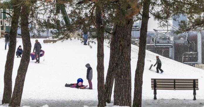 Freezing rain and strong winds in Toronto-area pose risk of ‘localized flooding,’ outages