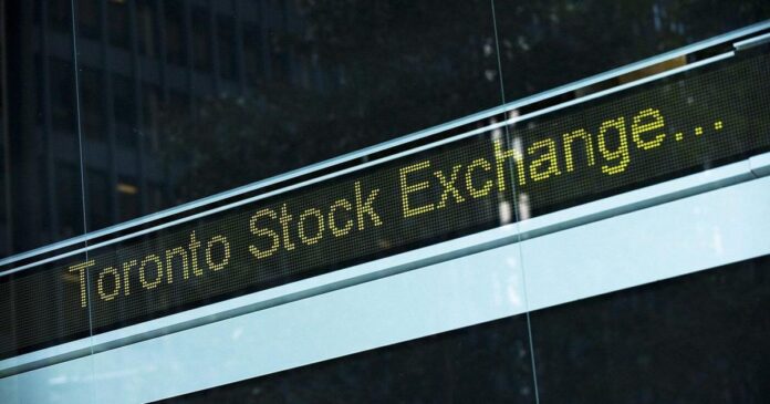 S&P/TSX composite finishes lower to end the year, U.S. markets also slide