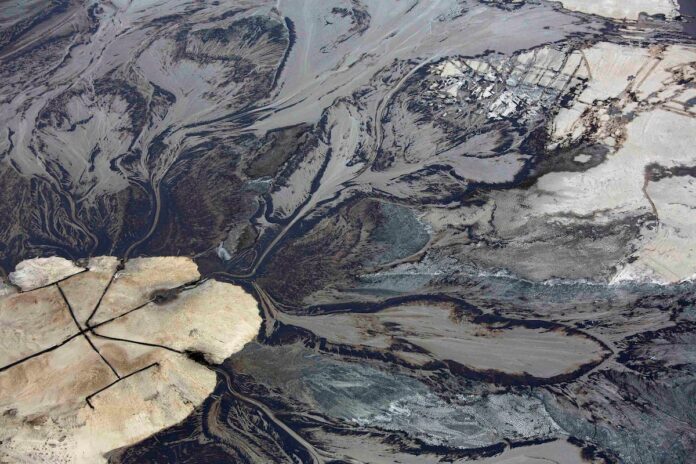 Albertans at risk of paying oil sands reclamation costs, Auditor-General says