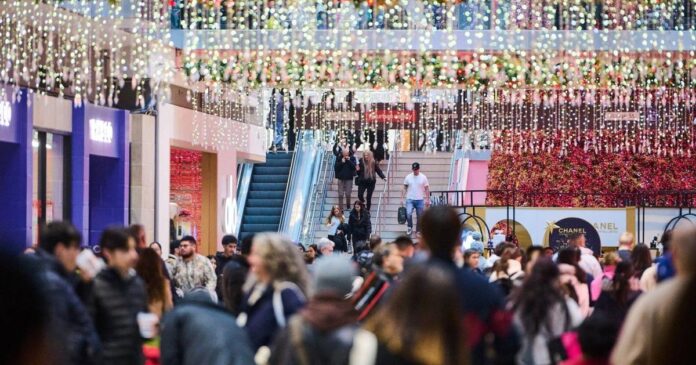 Boxing Day draws shoppers despite poor weather in Toronto, much of Ontario