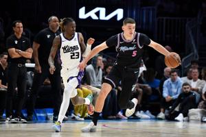 Nikola Jovic with a splint-like device on his arm