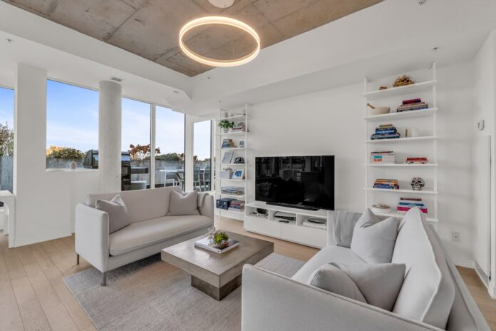 Home of the Week: Five-minute tour in the dark sells couple on downtown Toronto condo