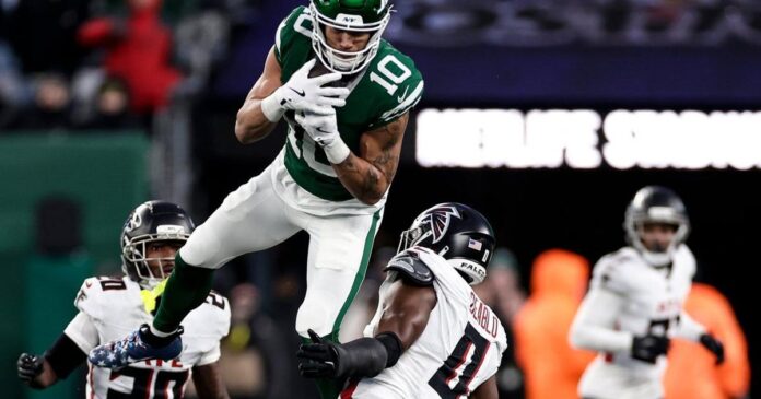 Jets releasing wide receiver Allen Lazard, AP source says