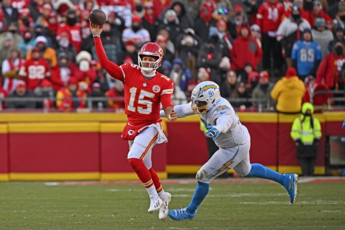 Mahomes tears ACL in loss to Chargers, Kansas City to miss playoffs