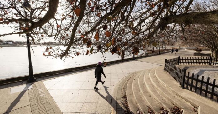 Rainy forecast dampens the odds of a white Christmas in Toronto