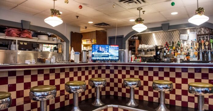 Toronto residents think these bygone restaurants need to make a comeback