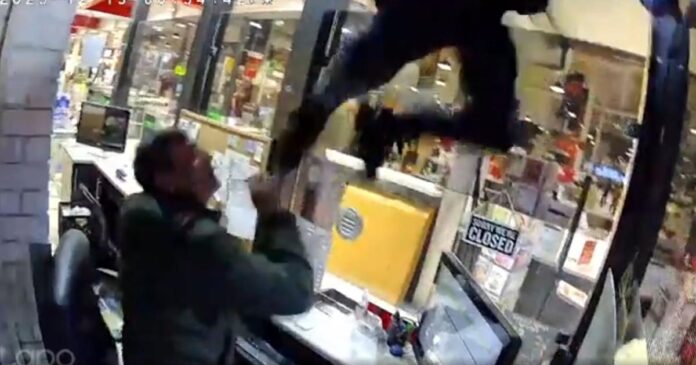 Video shows violent robbery at Mississauga grocery store money exchange counter