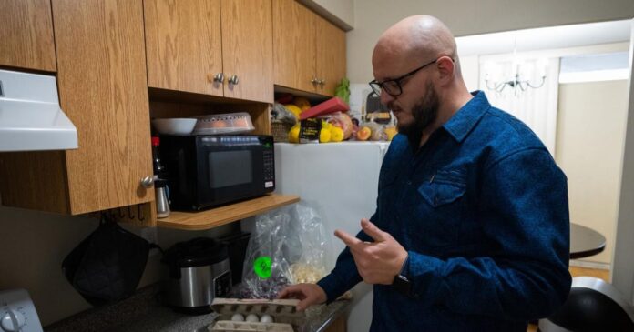 ‘It’s the cubicle around the corner’: Why more working Canadians are struggling to pay for food